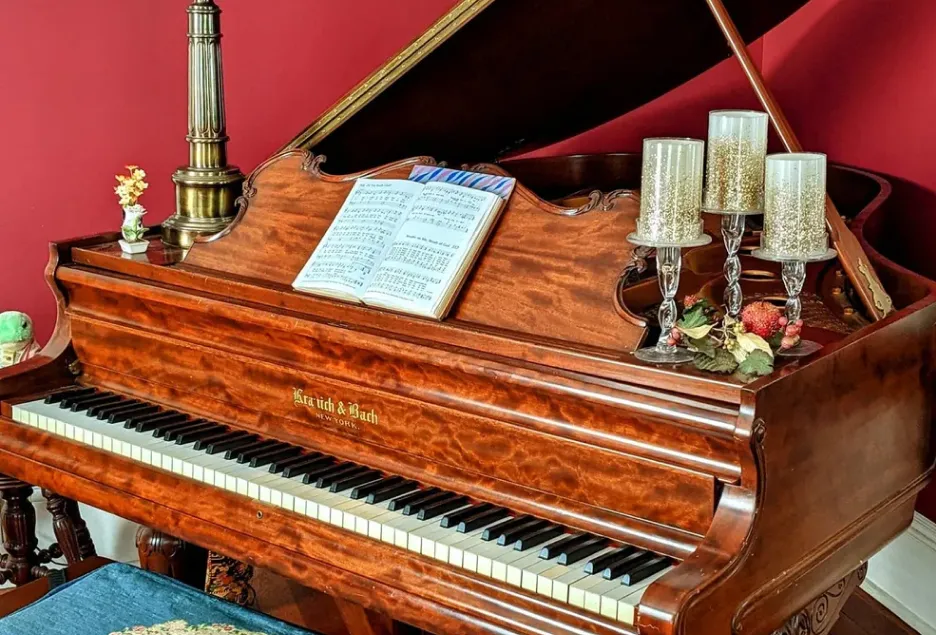Piano in the lobby of the Boutique hotel The Alling House